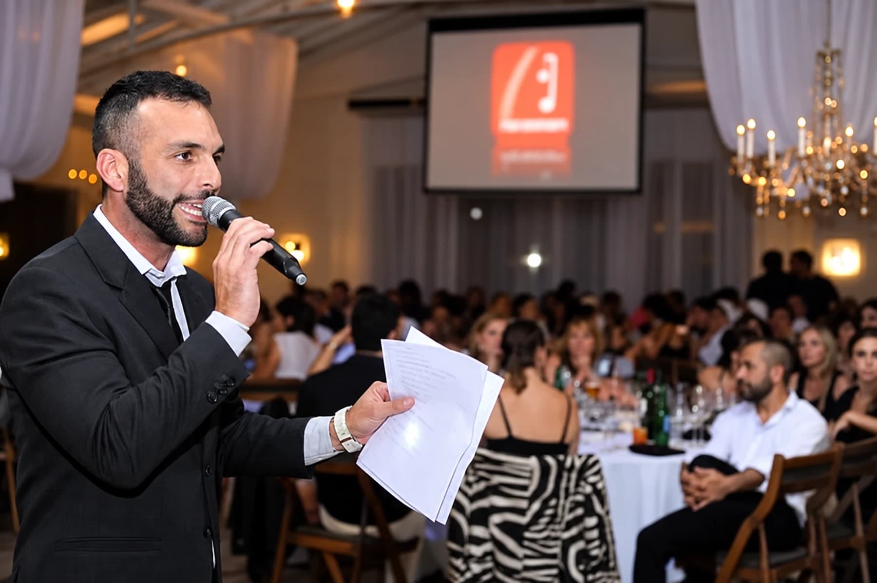 Cristian conduciendo un evento corporativo de Karaoken Shows