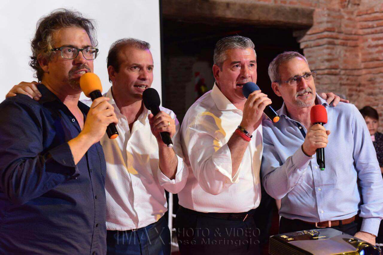 Karaoke para fiestas con micrófono y animación en vivo