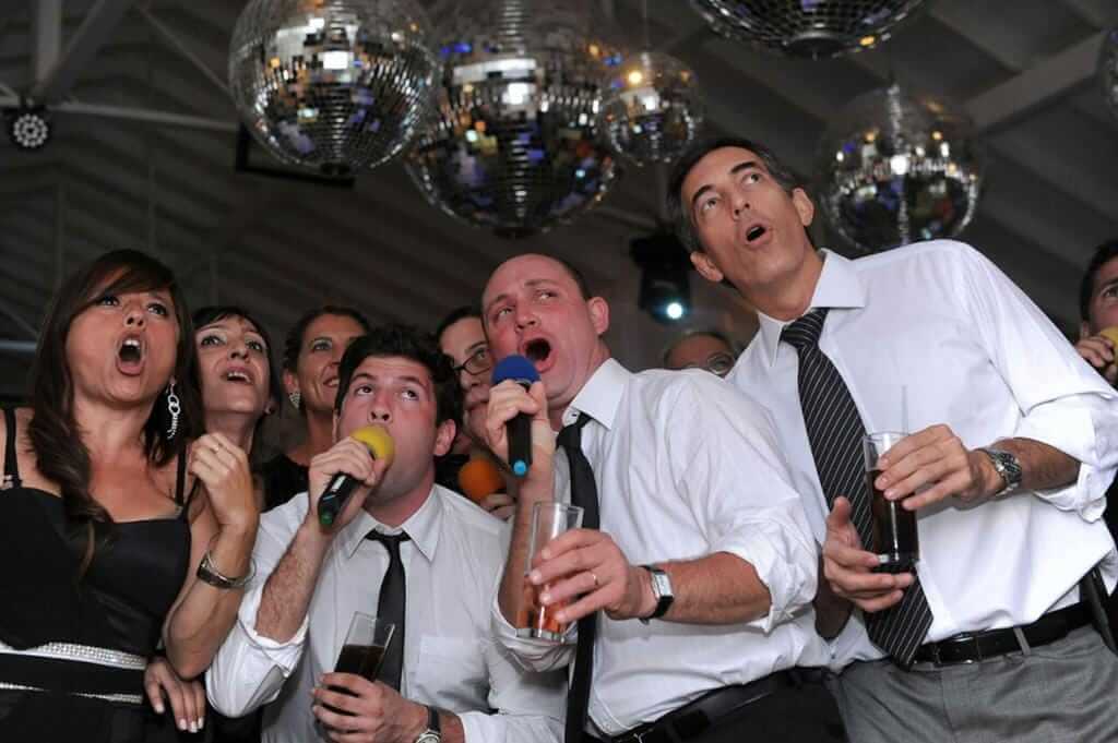 Karaoke para Eventos con DJ y Luces