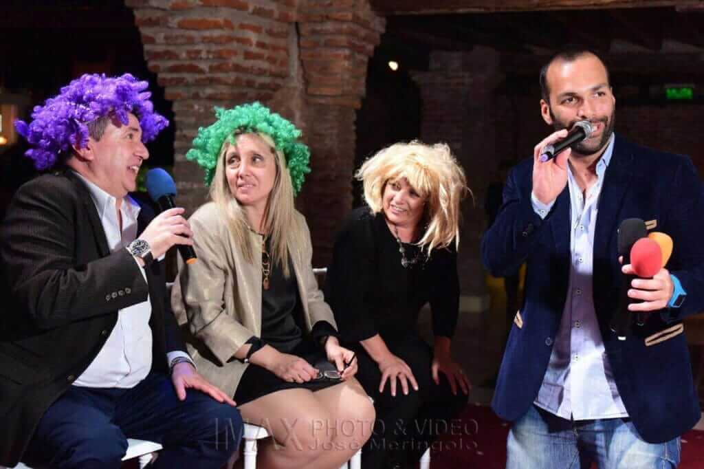 articipantes cantando durante un show de karaoke en una fiesta.