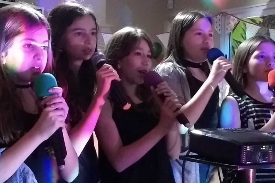 Niños disfrutando del karaoke para cumpleaños infantiles