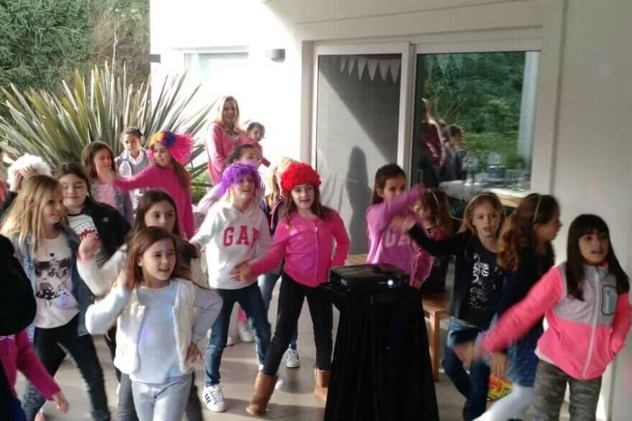 Karaoke con animacion y juegos multimedia para fiestas